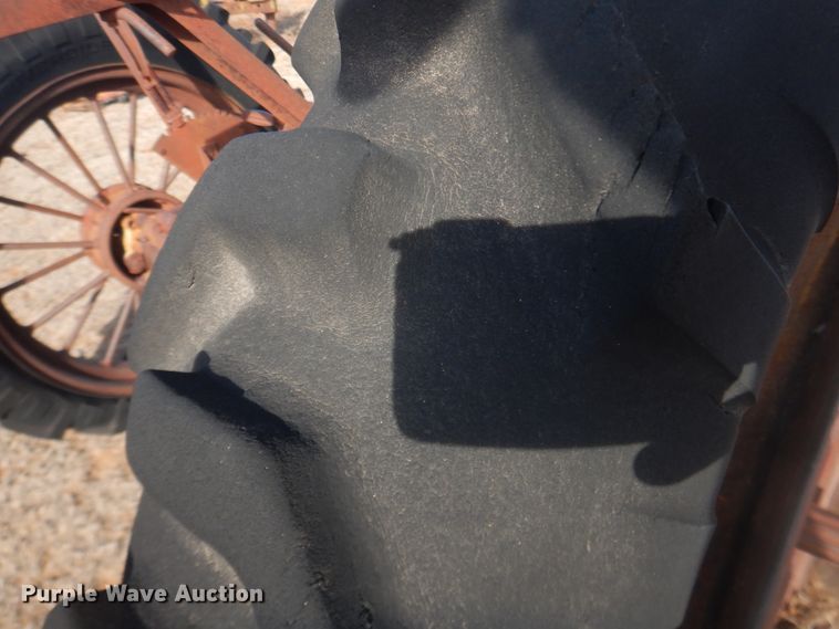 image for item DJ8319 John Deere B  tractor