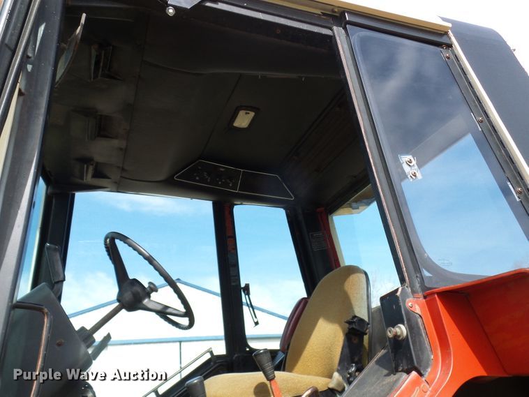 image for item DL0853 1977 International 1086  tractor