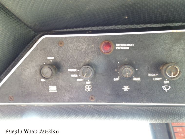 image for item DL0853 1977 International 1086  tractor