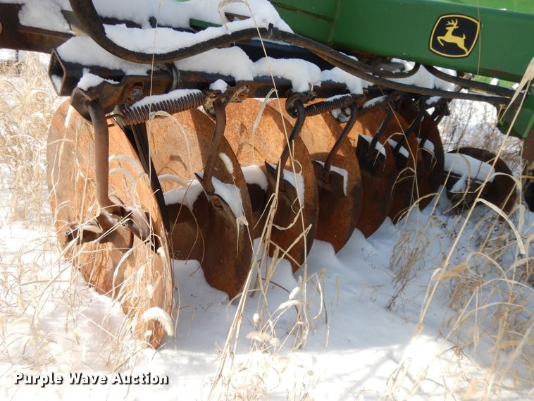 image for item DL2136 John Deere 637  tandem disk