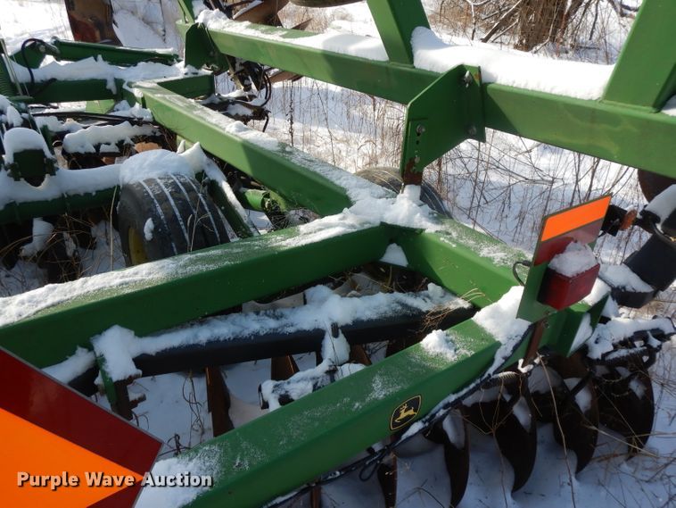 image for item DL2136 John Deere 637  tandem disk