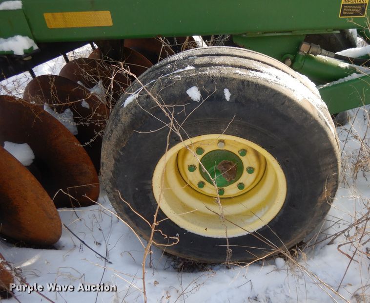image for item DL2136 John Deere 637  tandem disk