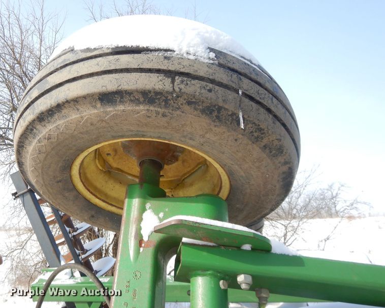 image for item DL2136 John Deere 637  tandem disk