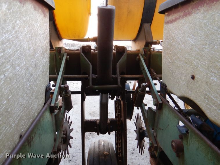 image for item DL4743 John Deere 7000  planter