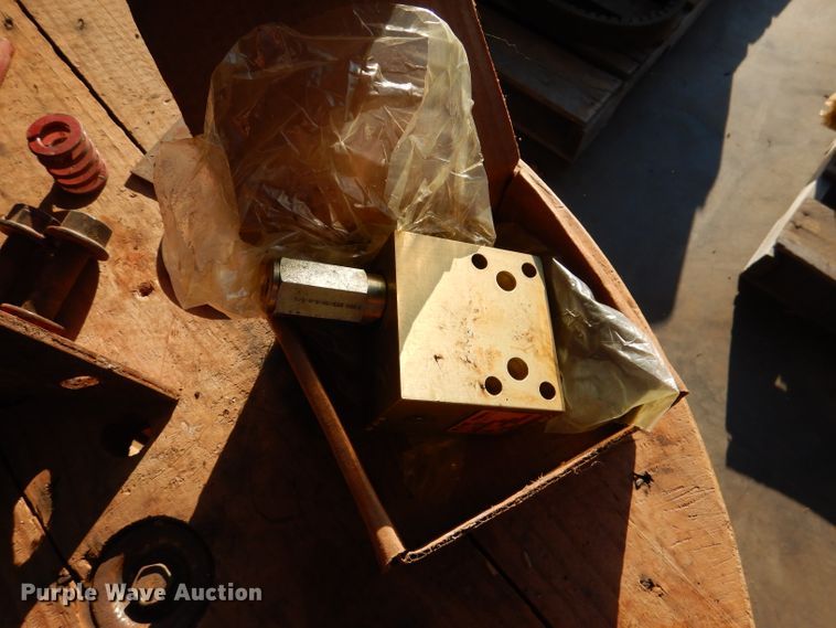 image for item DL4747 Case 1660/1680 parts