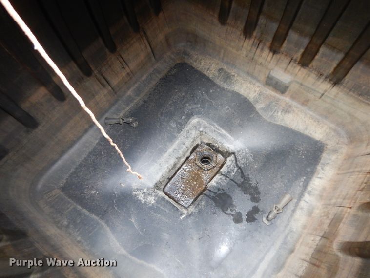 image for item DM2802 2001 John Deere 4710  sprayer