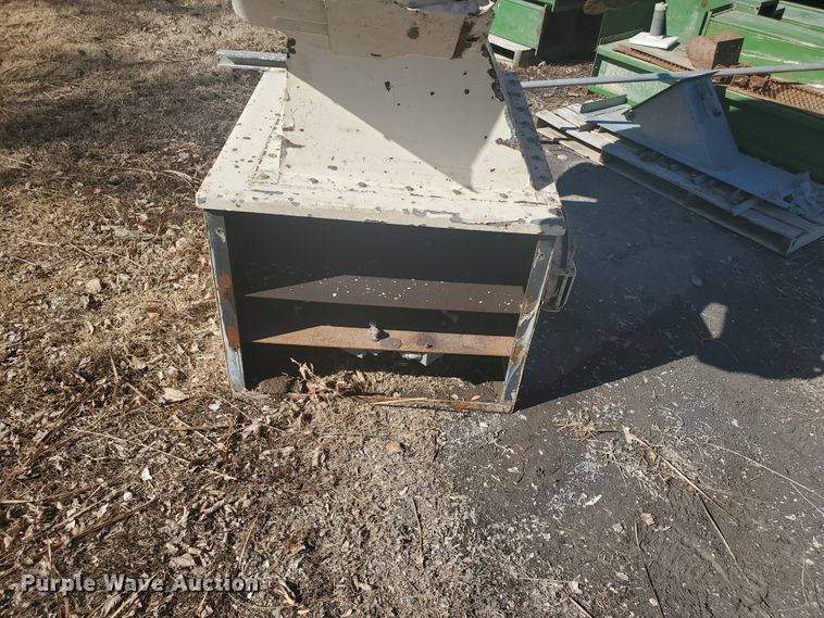 image for item EY9670 Hi-Plains elevator leg