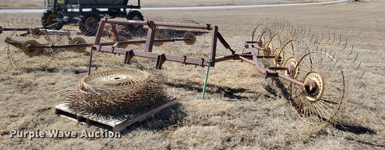 image for item EY9675 Gehl 310 hay rake