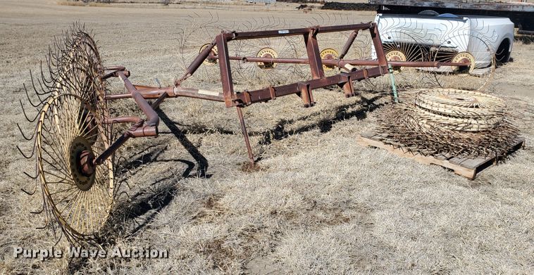 image for item EY9675 Gehl 310 hay rake