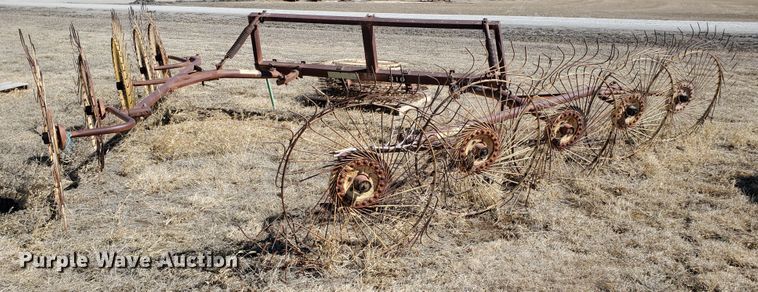 image for item EY9675 Gehl 310 hay rake