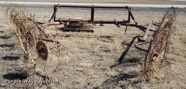 image for item EY9675 Gehl 310 hay rake