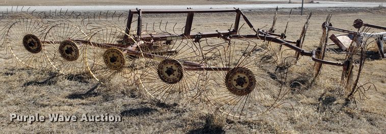 image for item EY9675 Gehl 310 hay rake