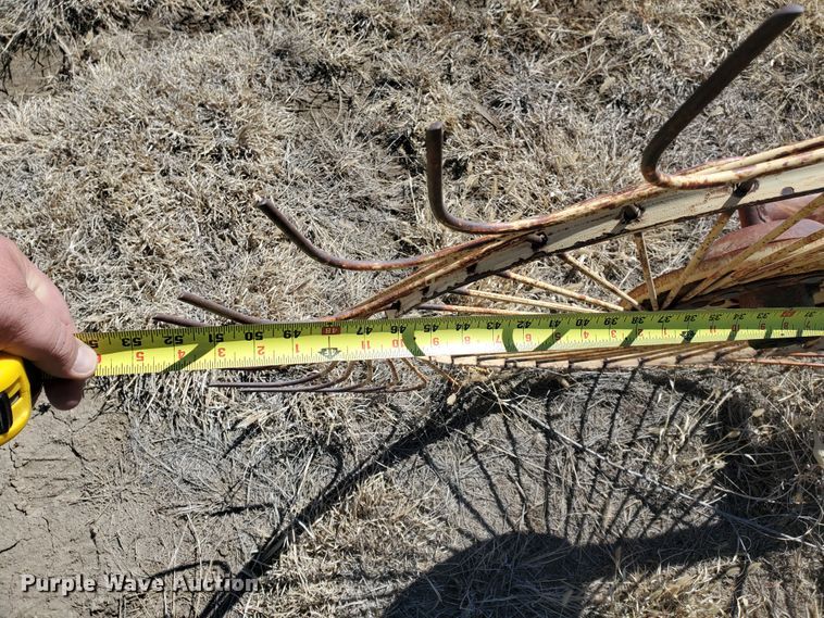 image for item EY9675 Gehl 310 hay rake