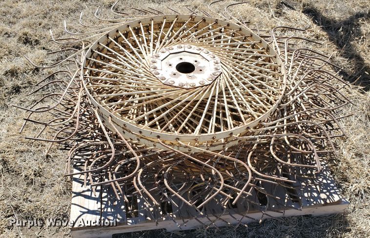 image for item EY9675 Gehl 310 hay rake