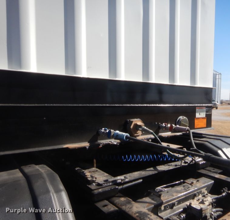 image for item HG9920 2005 Neville livestock trailer