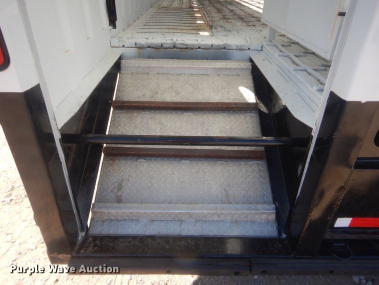 image for item HG9920 2005 Neville livestock trailer
