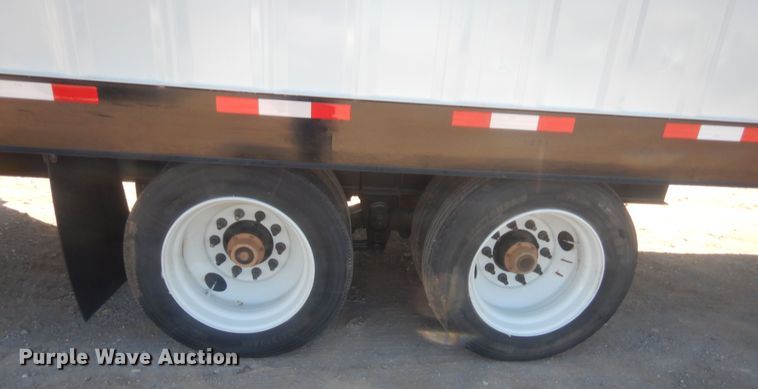 image for item HG9920 2005 Neville livestock trailer