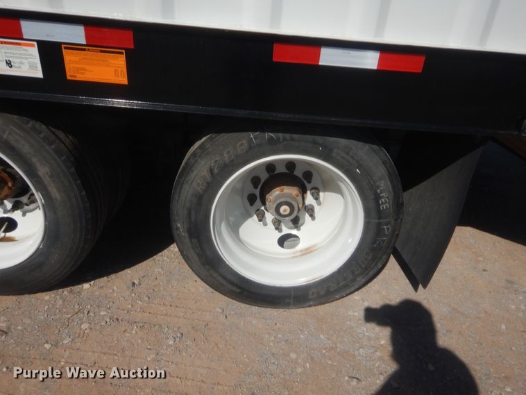 image for item HG9920 2005 Neville livestock trailer