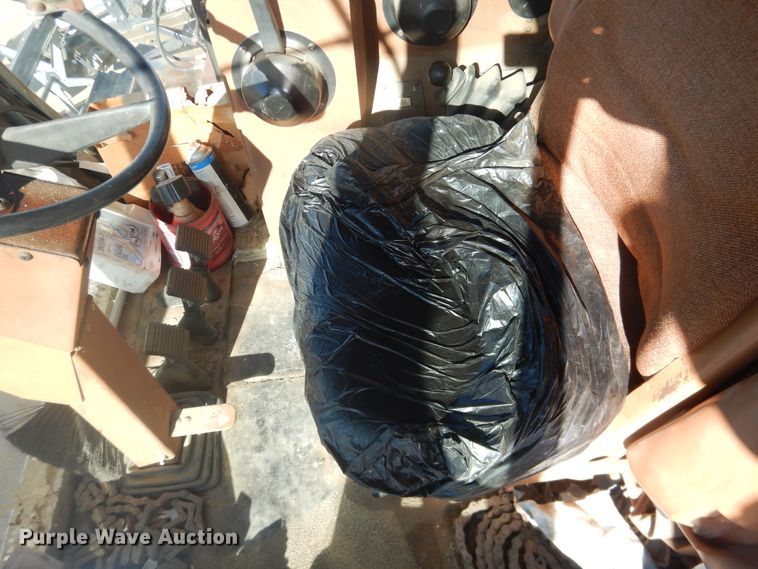 image for item HI9032 1988 Gleaner R50  combine