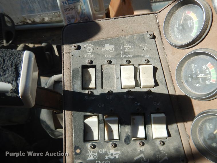 image for item HI9032 1988 Gleaner R50  combine