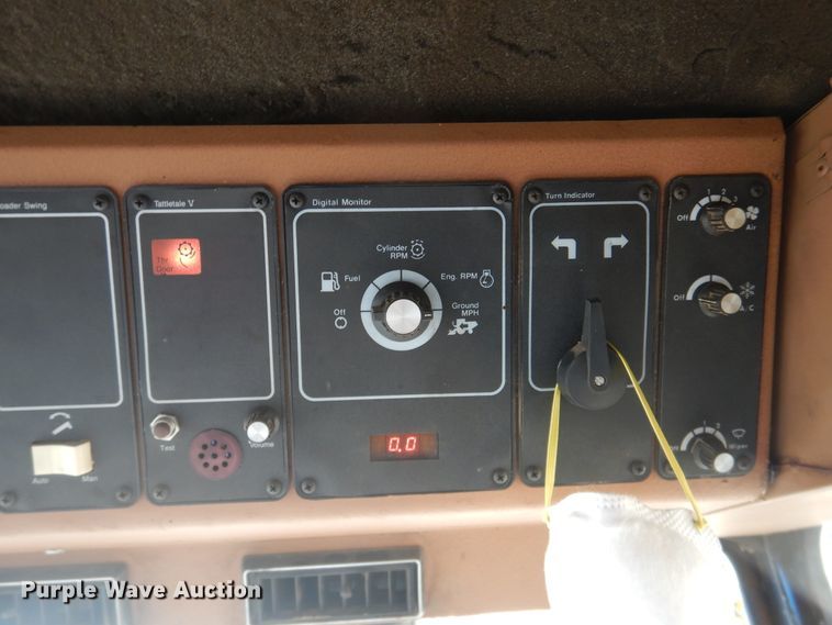 image for item HI9032 1988 Gleaner R50  combine