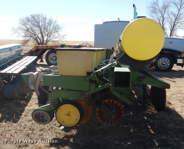 image for item HI9040 John Deere 7000  planter