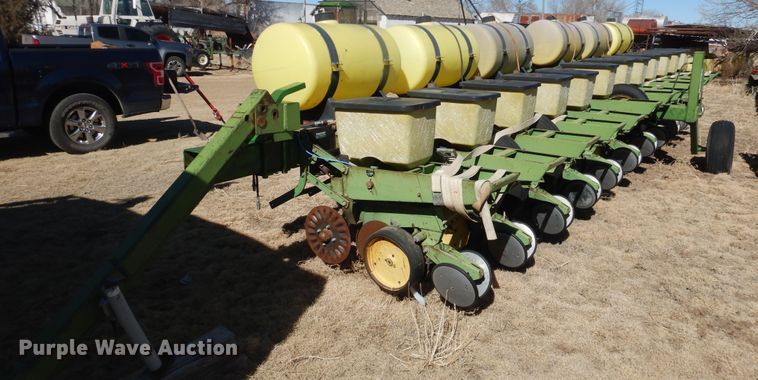 image for item HI9040 John Deere 7000  planter