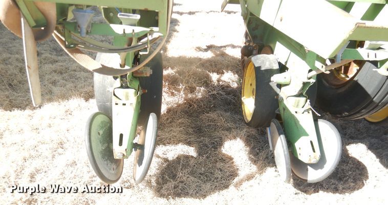 image for item HI9040 John Deere 7000  planter