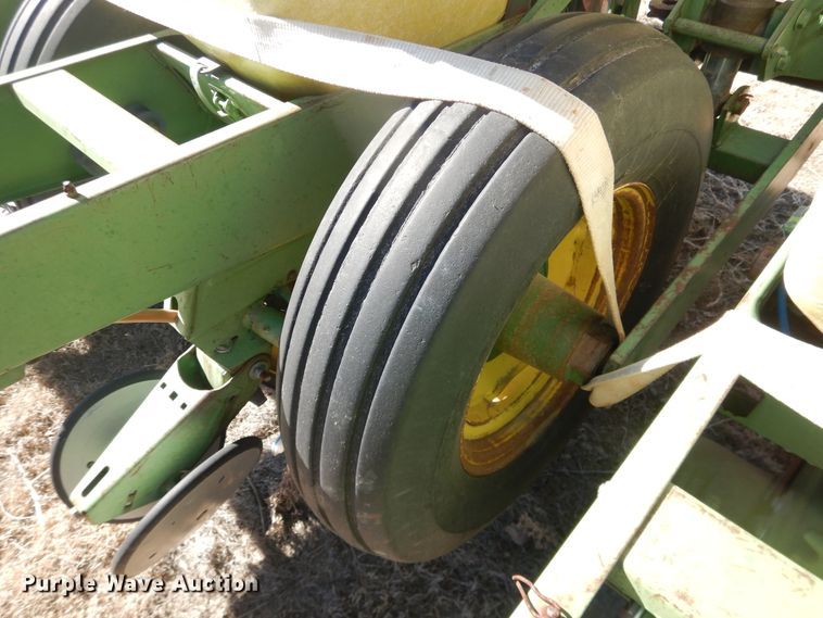 image for item HI9040 John Deere 7000  planter