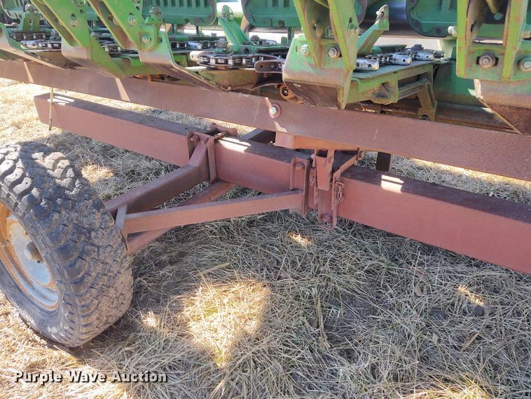 image for item FY9940 2004 John Deere 1293  corn head