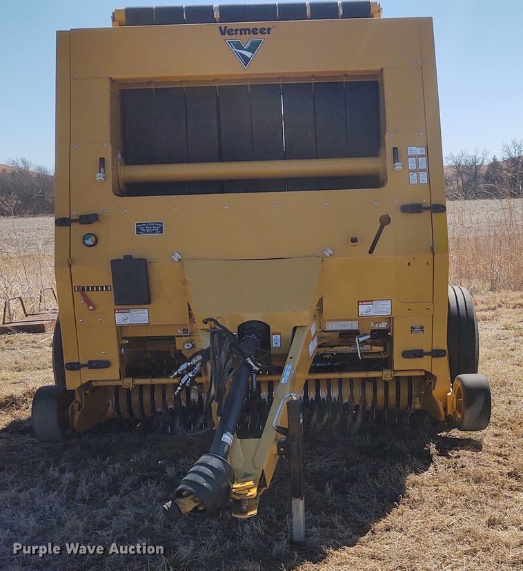image for item FY9947 2012 Vermeer 605 Super M  round baler