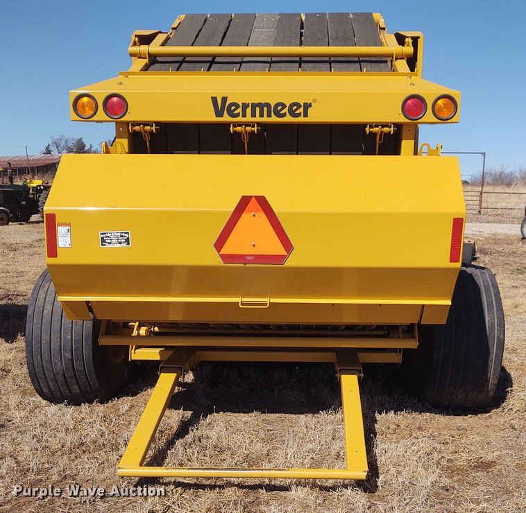 image for item FY9947 2012 Vermeer 605 Super M  round baler