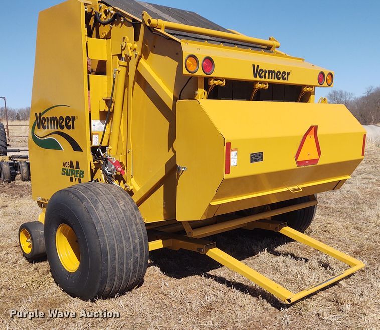 image for item FY9947 2012 Vermeer 605 Super M  round baler