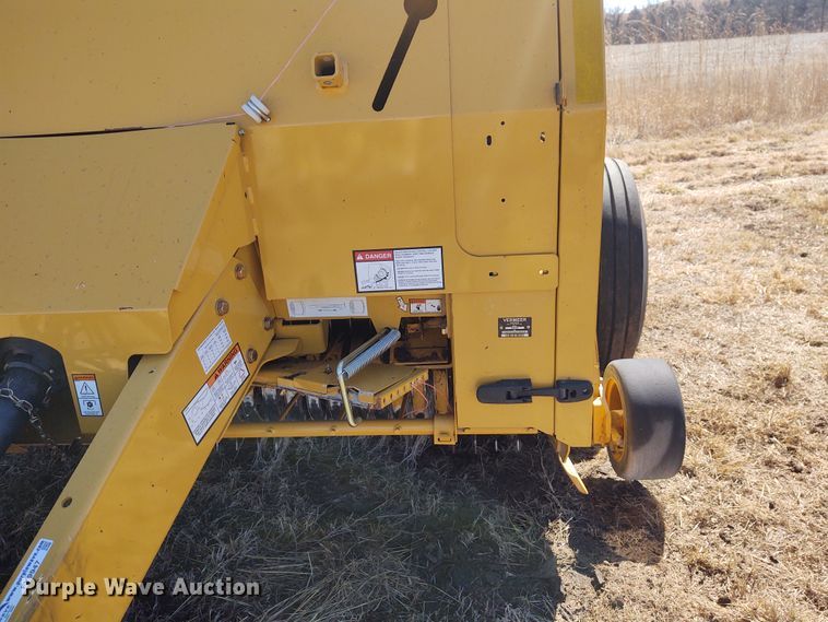 image for item FY9947 2012 Vermeer 605 Super M  round baler