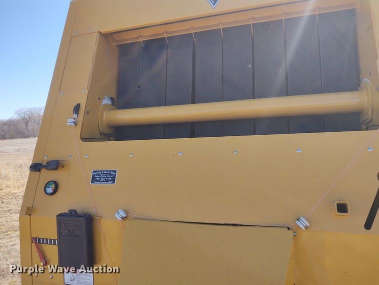 image for item FY9947 2012 Vermeer 605 Super M  round baler