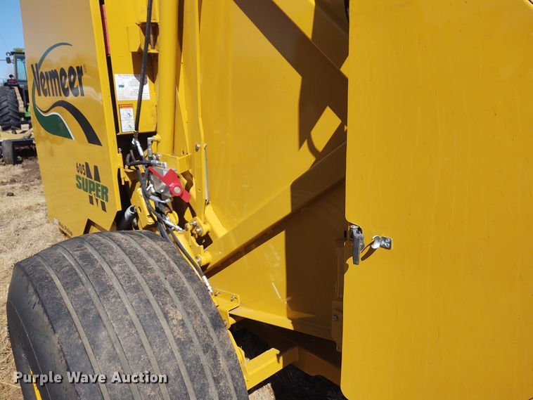 image for item FY9947 2012 Vermeer 605 Super M  round baler
