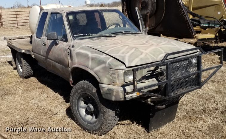 image for item FY9950 1992 Toyota  flatbed pickup truck