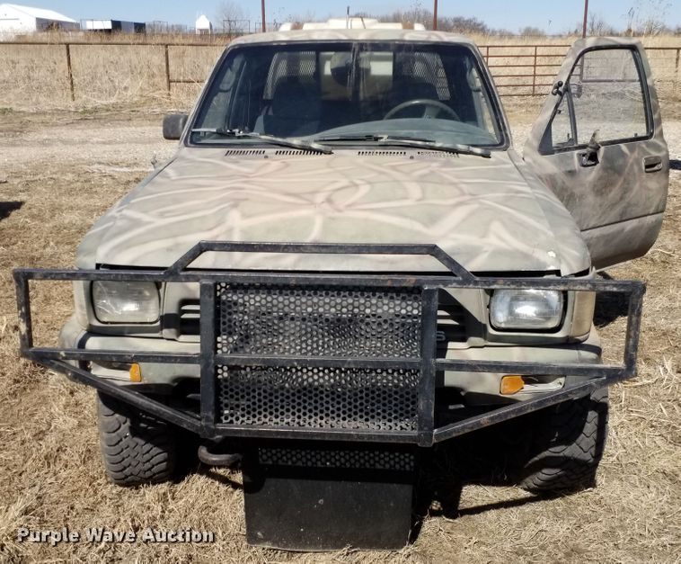 image for item FY9950 1992 Toyota  flatbed pickup truck