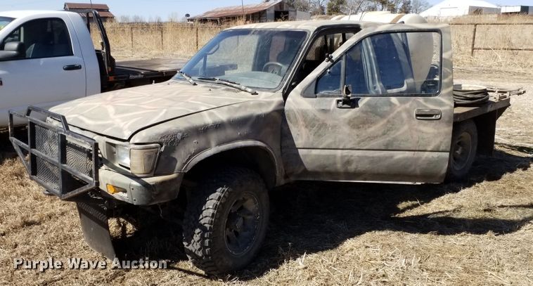 image for item FY9950 1992 Toyota  flatbed pickup truck