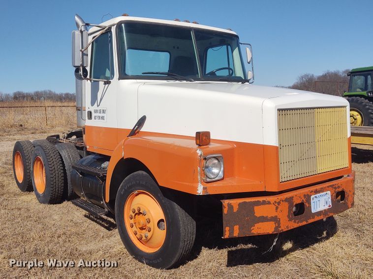 image for item FY9964 1992 White GMC WG  semi truck