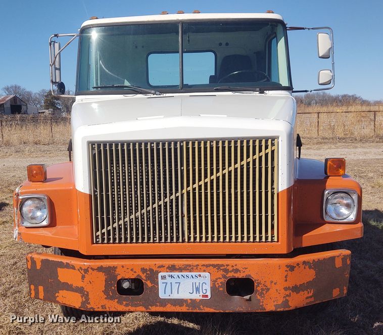 image for item FY9964 1992 White GMC WG  semi truck
