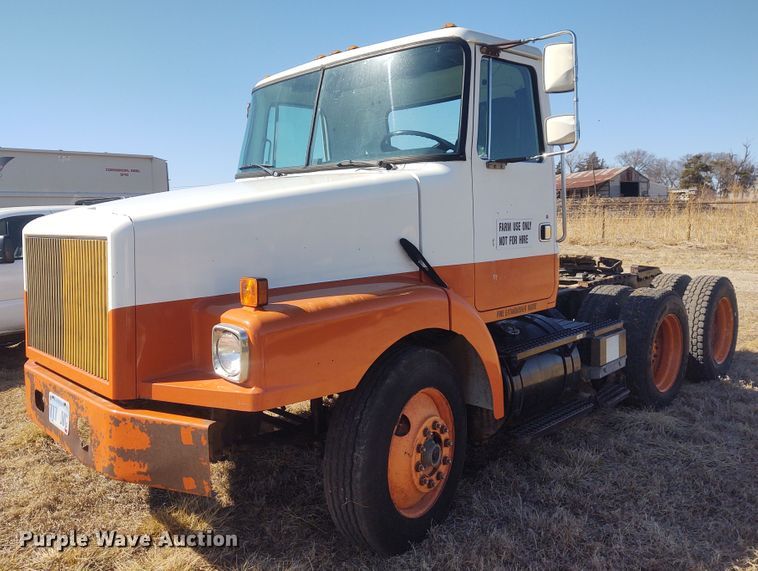 image for item FY9964 1992 White GMC WG  semi truck
