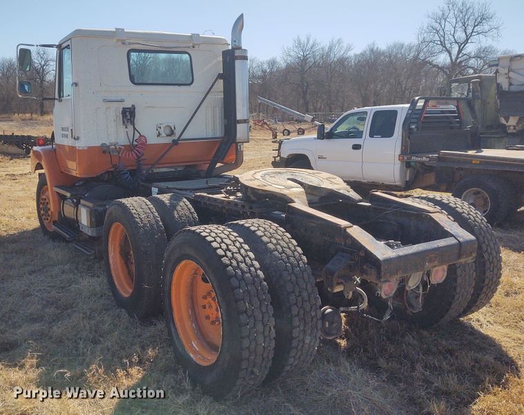 image for item FY9964 1992 White GMC WG  semi truck