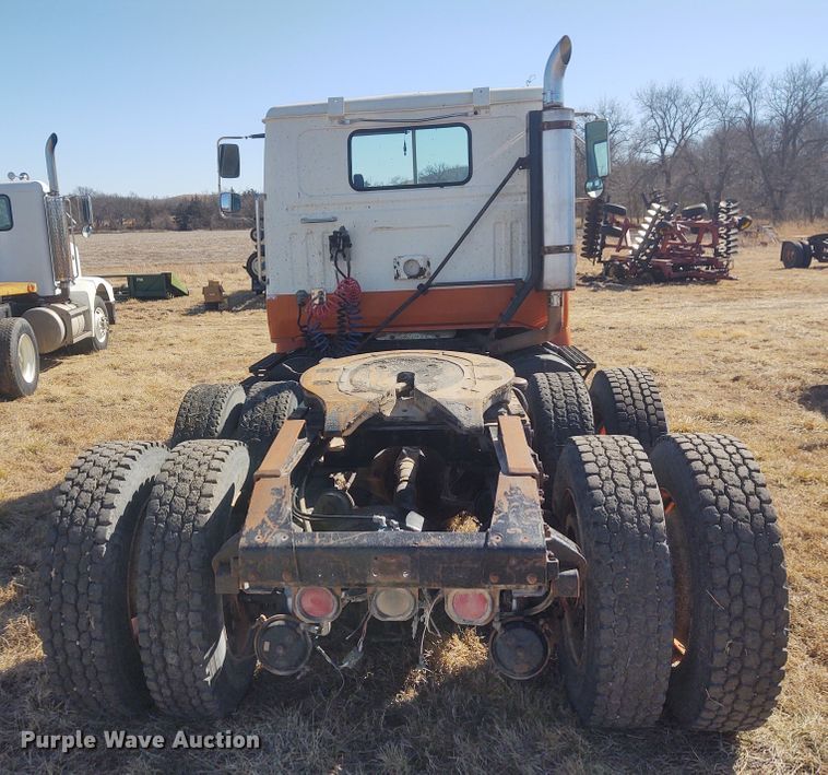 image for item FY9964 1992 White GMC WG  semi truck