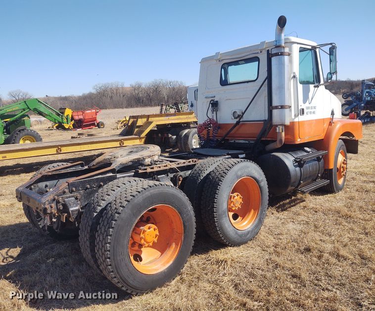 image for item FY9964 1992 White GMC WG  semi truck