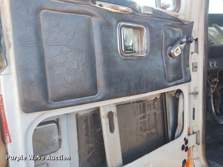 image for item FY9964 1992 White GMC WG  semi truck