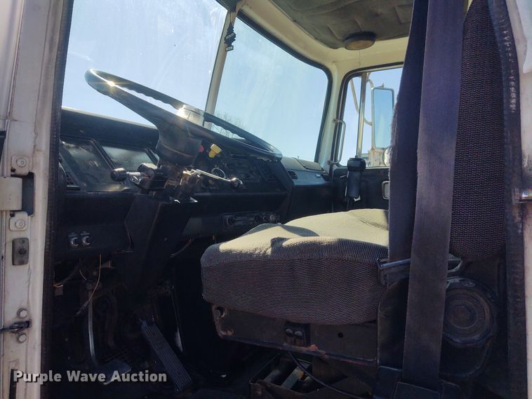 image for item FY9964 1992 White GMC WG  semi truck