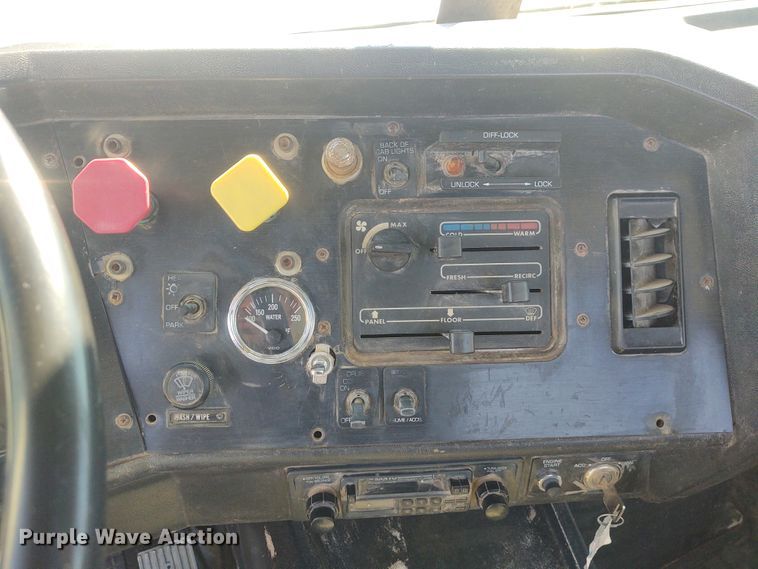 image for item FY9964 1992 White GMC WG  semi truck