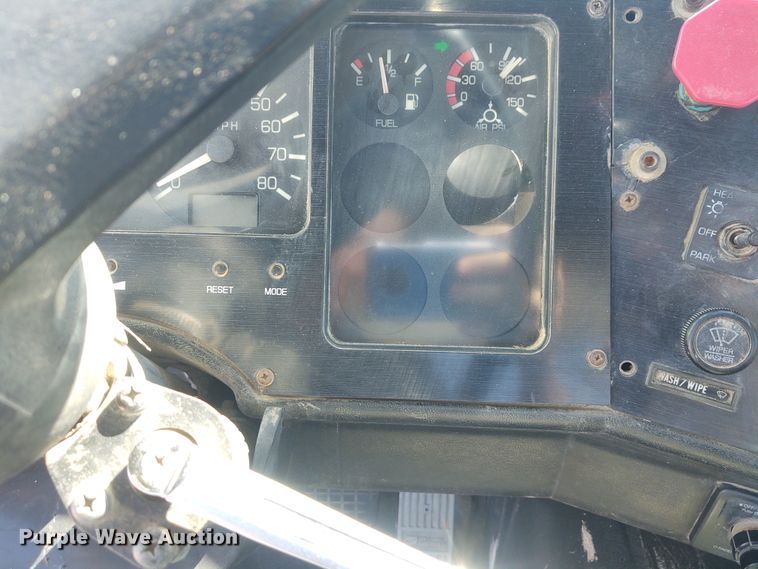 image for item FY9964 1992 White GMC WG  semi truck