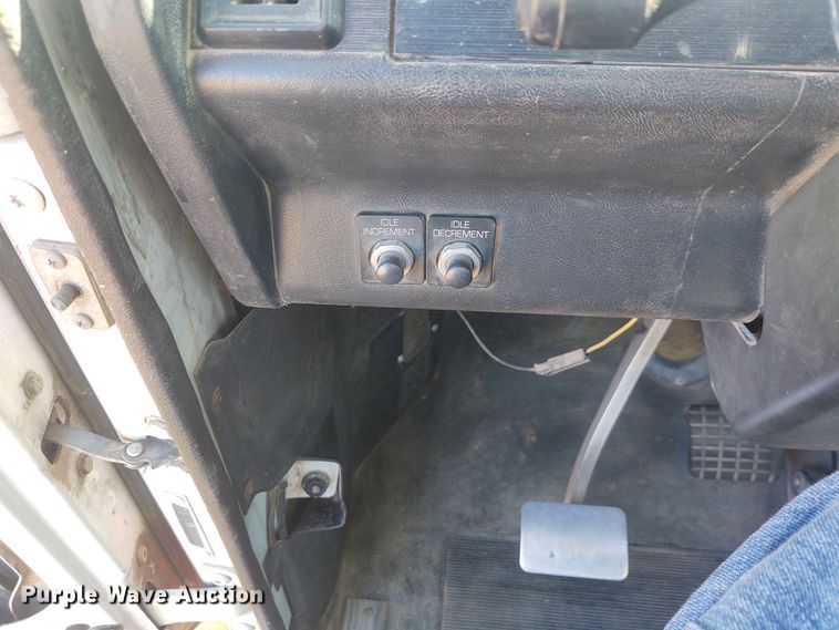 image for item FY9964 1992 White GMC WG  semi truck